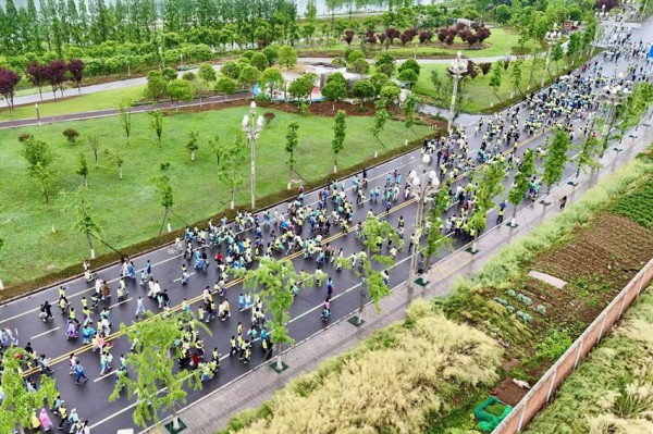 五四乐跑活动现场。唐磊摄