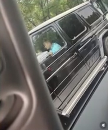 文章开奔驰大G现身街头，副驾驶坐的疑似姚笛