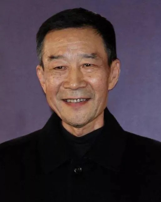 篱烟筑：今天娱乐圈，最大地感动，一定来自李雪健[流泪]

8月16号，在北影节评委见面会上，记者提问时，李雪健老师因为听力受损，无法听清，坐在他旁边的《流浪地球》的导演郭帆，便贴心地为他进行了翻译。而李雪健老师声带受损，回答问题时，声音不是很清楚，大家也都耐心聆听，郭帆导演也不时帮忙解释。
#如何看待明星行为对大众的影响# 
更令人感动的，是网友们的态度。
有人解释：
老爷子是鼻咽病，声带受损导致...
