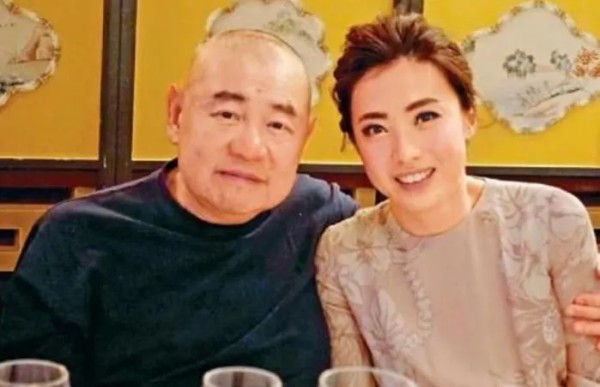 影视扒皮君：当初，刘銮雄花三亿换肾，捐肾的人正是甘比的母亲，手术成功五个月后甘比怀上三胎！

刘銮雄说：“过去她们跟我在一起都是图我的钱，只有甘比不是她很单纯，在我心里她超过100分。”看来甘比在刘銮雄心中还是有很高的地位的。

可是甘比跟着比自己大28岁的刘銮雄究竟图他什么呢，难道真的是爱情？甘比跟着刘銮雄的时候只有21岁，他是香港一家娱乐日记的记者，结果有一次甘比采访刘銮雄时离得太近了，刘銮雄...