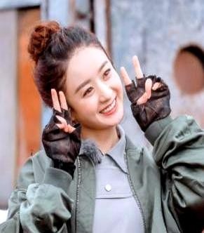 赵丽颖与电影导演举止亲密，被狗仔曝光后否认，二人曾亲密出游