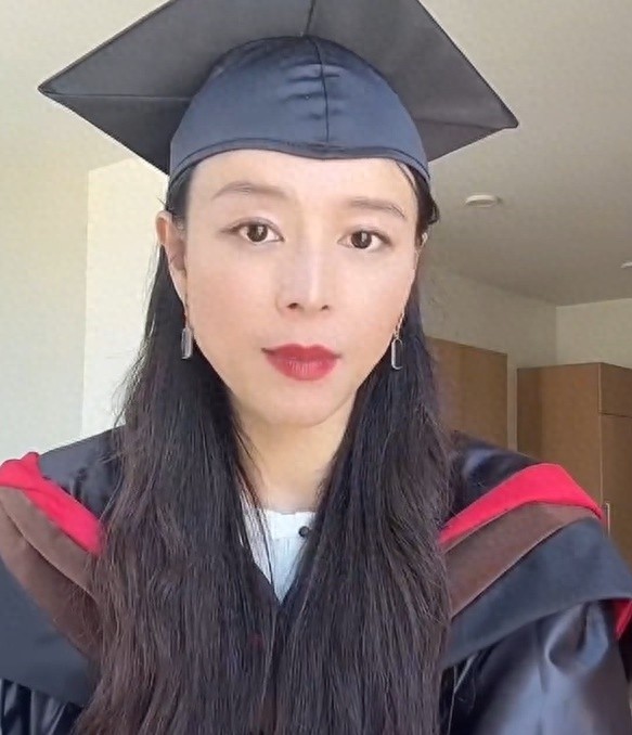 张静初回应“研究生毕业却未拿到硕士文凭”，坦言有遗憾：跟学霸不沾边，没有本科学历