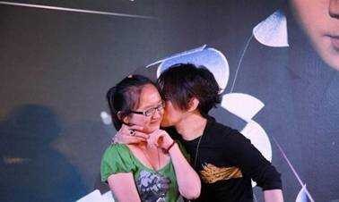 和女粉丝玩激情暧昧不堪入目的十大男星（图）