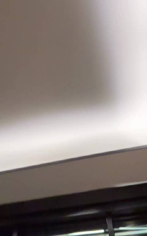 吴磊拍视频比耶遭工作人员调侃，挥拳回应逗笑网友