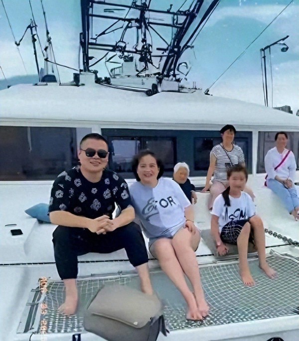 明星私生活再被拍爆，假期照曝光引热议，背后藏着哪些不为人知的秘密