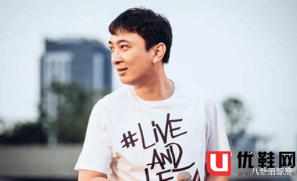王思聪与富婆合照脸变红，女方穿睡衣关系引争议，网友：他习惯网红