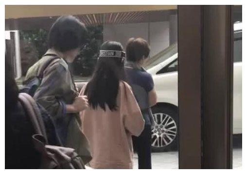 李湘炫富方式不足为奇，王菲对李嫣才是大手笔，比李亚鹏大方多了