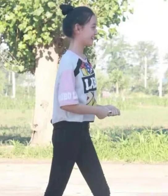 蒋依依上体育课被偷拍
