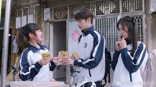 心机女抢校草,哪料把人家煎饼撞掉,尴尬了