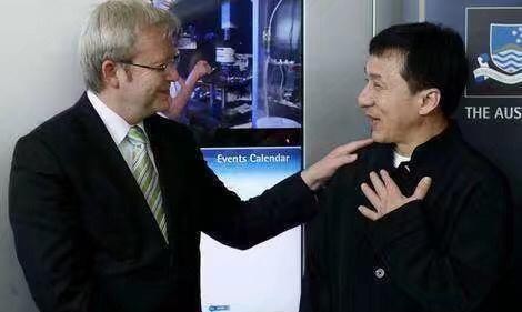 成龙与各国领导人：前三位都正常，唯独对她却腼腆了！