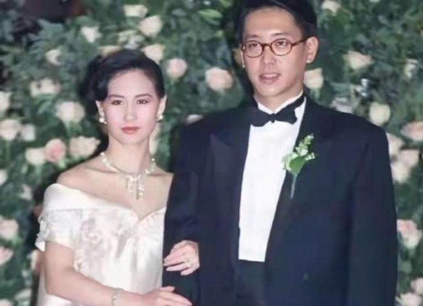 1993年10月25日，音乐巨星陈百强的葬礼上……