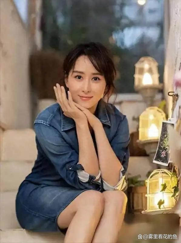 胡静与老公同框：女明星与“保镖”的甜蜜反差萌