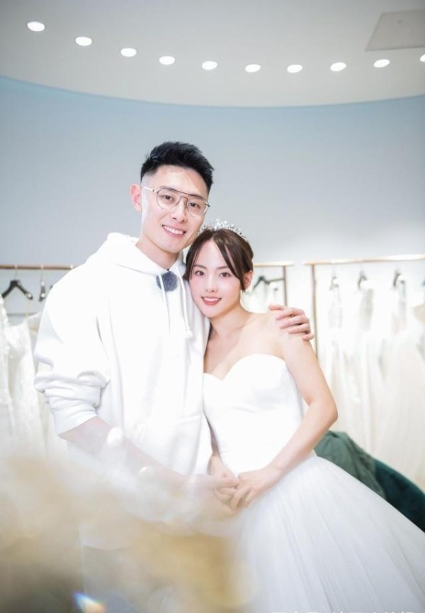 ​娱乐圈的恩爱夫妻，除了邓超孙俪！