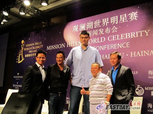 姚明“苦练”高尔夫球担当高球明星赛大使