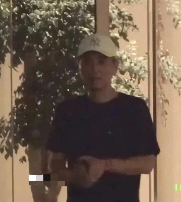 李乃文下班去接老婆，素人老婆气质不输女明星，两人牵手好甜蜜