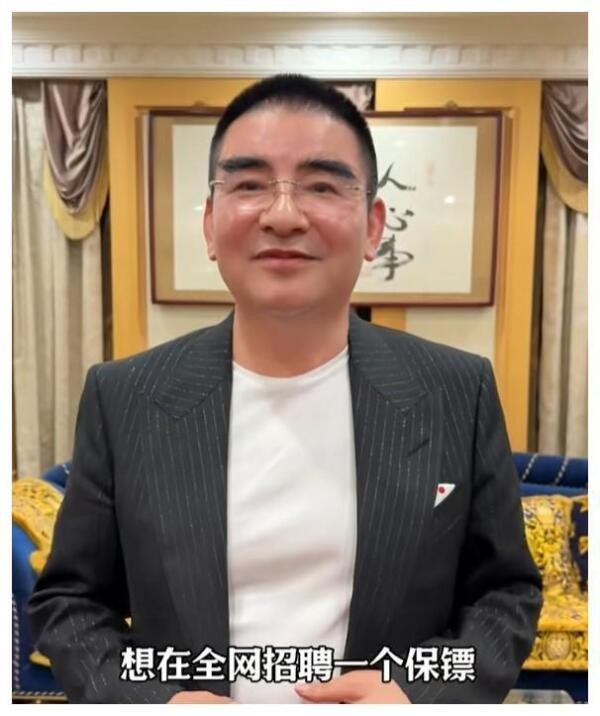 女拳王张伟丽应聘当保镖，慈善家陈光标果断录用，两人携手唱歌！