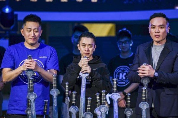 NBA美娜与富二代秦奋首度公开互动，曾一起看球并同游日本