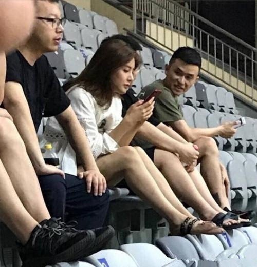 NBA美娜与富二代秦奋首度公开互动，曾一起看球并同游日本