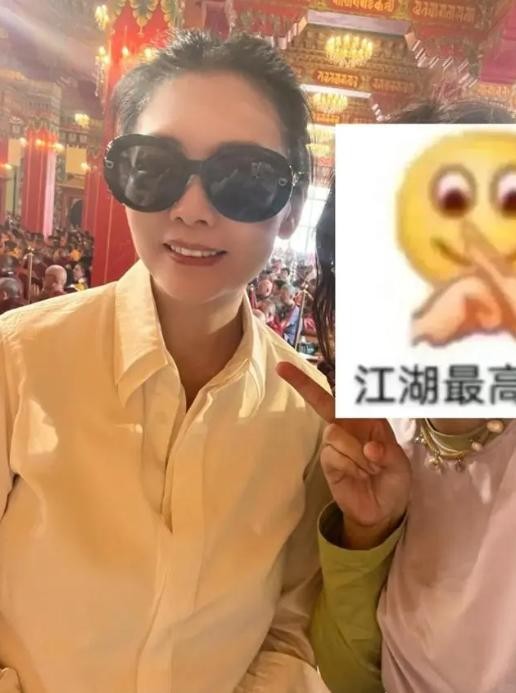 56岁邱淑贞现身尼泊尔拜佛，状态沉静优雅，丈夫沈嘉伟依旧深情