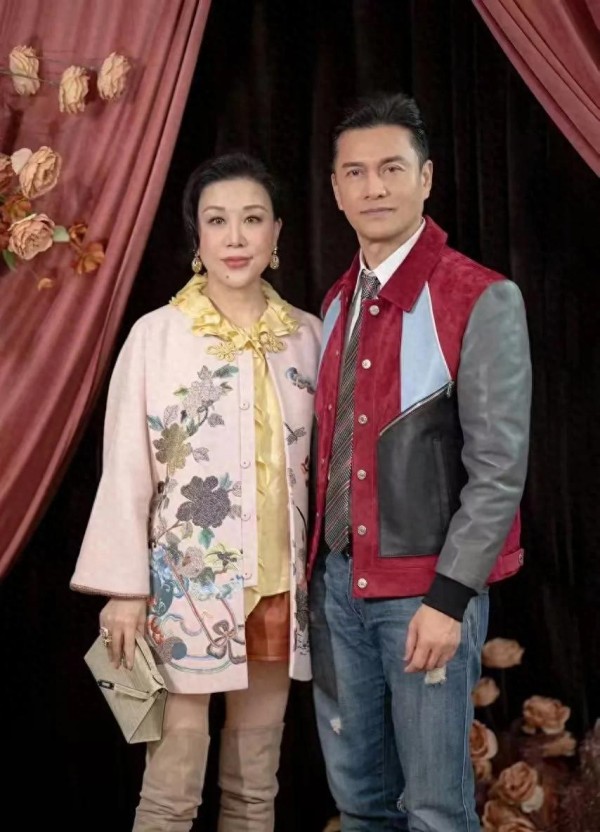 惊！70岁吕良伟普陀山祈福状态佳，杨小娟却显老态，差距有点大？