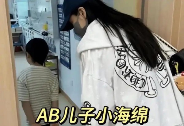 黄晓明叶珂热搜未落，杨颖“改行”模特引发内娱巨大争议