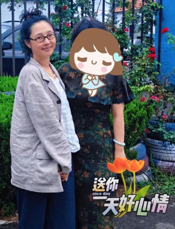 41岁白百何回山东老家，走亲戚穿得衣服全是褶子，素颜年轻10岁