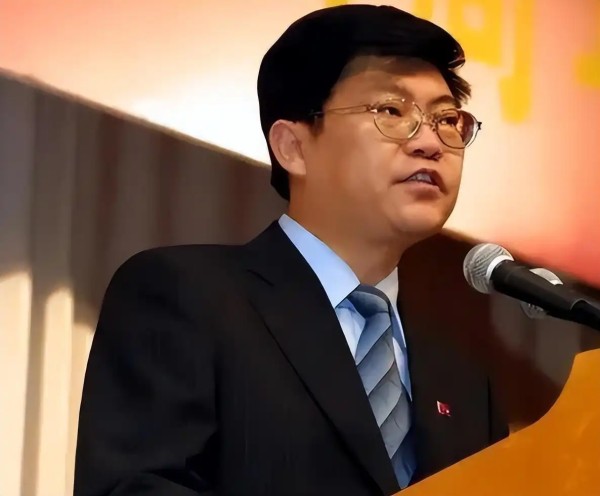 小刚史镜说：李滨，1956年出生在东方大国东北地大物博的东方大国，由于聪明才智被保送金日成大学学习，毕业后成为一名外交官。2001年，他被任命为驻韩国大使。由于受到韩国情报部门的诱惑，他在大使期间频繁向韩国提供各类重要的国家机密。2006年，金正日秘密访华，有关李滨向韩国泄密的线索被一并提供给朝鲜当局。李滨随后被捕，并经过秘密审理。审理结束后，他被判处有期徒刑七年，并处罚金100万元。此案给我们一...
