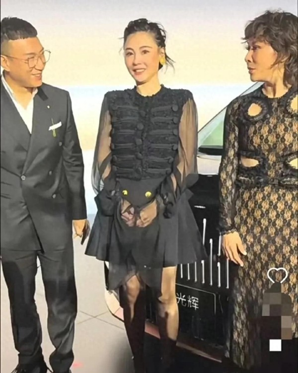 清爽远山r：同台却形同陌路，明星间的微妙关系究竟隐藏着什么？近日，刘嘉玲与张柏芝在某公开活动上的零互动引发热议。两人虽并肩而立，却全程无交流，场面一度尴尬到令人不适。而作为同台嘉宾的孙红雷，其复杂的眼神更是被媒体捕捉，成为焦点。这一幕不禁让人猜测，三人之间是否真如传闻般存在紧张关系？
事件迅速登上娱乐头条，社交媒体上相关话题持续发酵。网友们纷纷猜测，试图解读这场“无声的较量”。然而，究竟是确有矛盾...