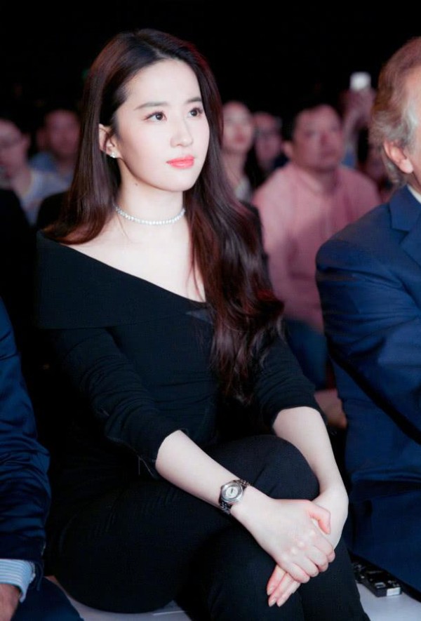 她是朱亚文最好的女闺蜜，两人好到被误会是男友关系，美得不像话