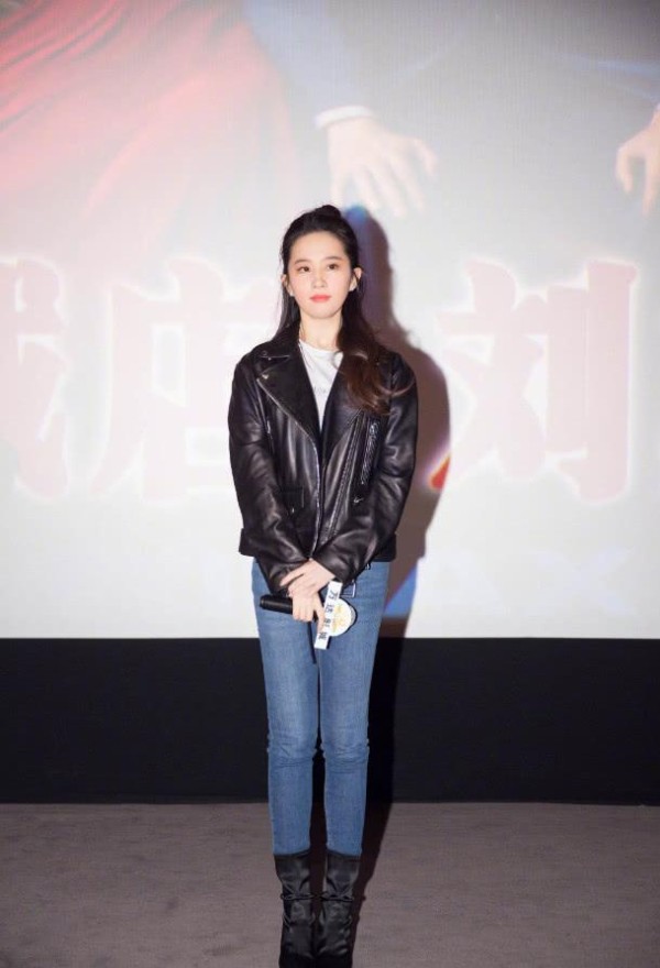她是朱亚文最好的女闺蜜，两人好到被误会是男友关系，美得不像话