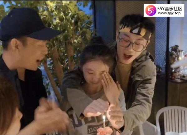 朱亚文环抱刘浩存行为过于亲密引争议