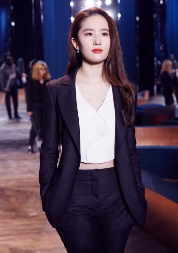 她是朱亚文最好的女闺蜜，两人好到被误会是男友关系，美得不像话
