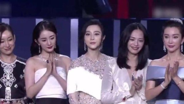 慈善夜站位爆女明星私下真实关系，果然是“当面一套背后一套