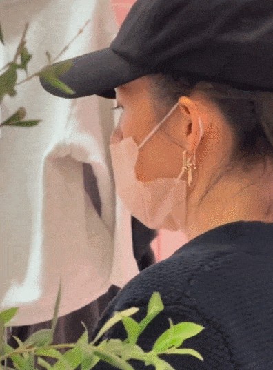 46岁章子怡带女儿醒醒购物被偶遇
