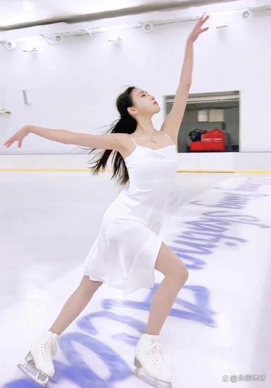 陈虹伊一袭白裙重上赛场，气质清冷古典美女，四肢修长如白天鹅！