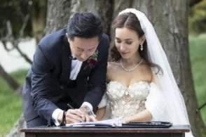 吴京拒绝参加卢靖姗婚礼，是关系不好？