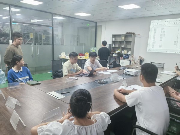 李洪森在跟团队一起复盘今年7月的成绩（受访者供图）