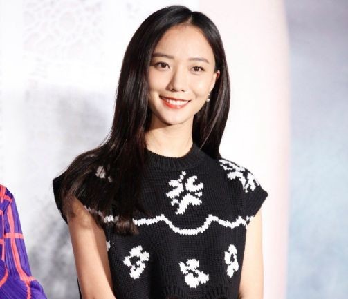 她们是亲姐妹，姐姐参加春晚走红，妹妹是一线女星，隐藏太深