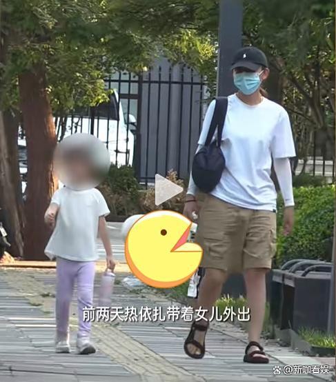 热依扎带五岁女儿散步 母爱满满