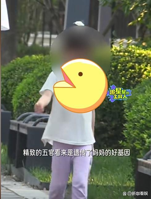 热依扎带五岁女儿散步 母爱满满 低调母女情温馨动人