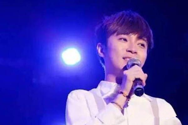吴青峰张悬在一起过吗？关系亲昵还有接吻照被曝出