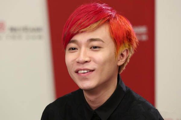 吴青峰张悬在一起过吗？关系亲昵还有接吻照被曝出