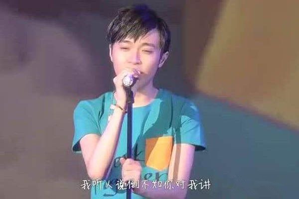 吴青峰张悬在一起过吗？关系亲昵还有接吻照被曝出