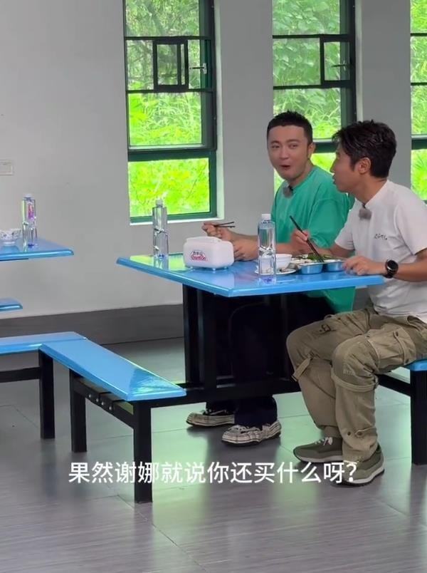 谢娜家双胞胎婴儿车，给了撒贝宁家用
