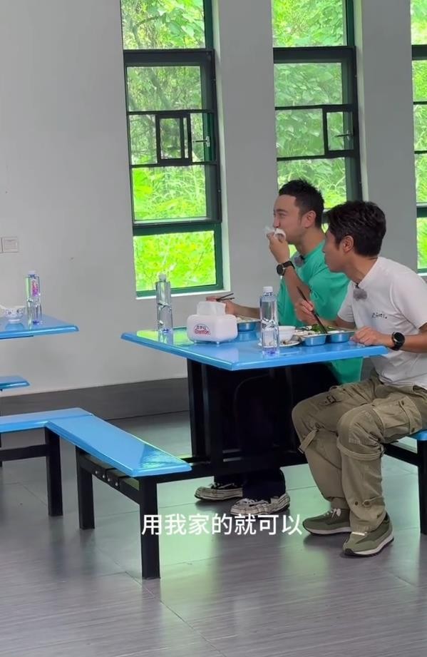 谢娜家双胞胎婴儿车，给了撒贝宁家用