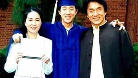 大家拍照成龙只能在角落？时隔四年和儿子再度同框，那小龙女呢？