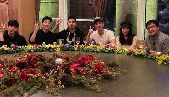 大家拍照成龙只能在角落？时隔四年和儿子再度同框，那小龙女呢？