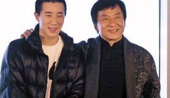 大家拍照成龙只能在角落？时隔四年和儿子再度同框，那小龙女呢？