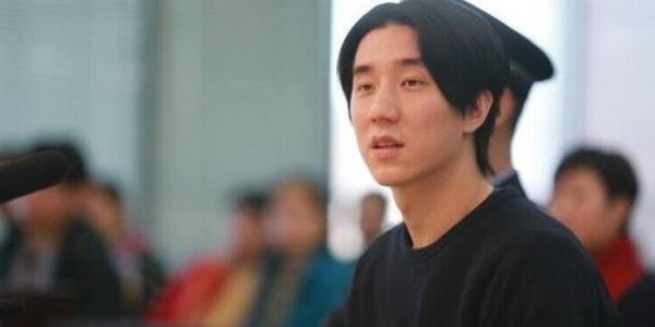 大家拍照成龙只能在角落？时隔四年和儿子再度同框，那小龙女呢？