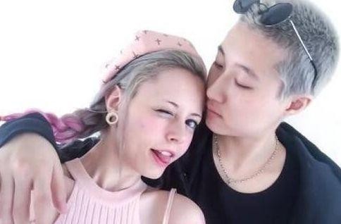 大家拍照成龙只能在角落？时隔四年和儿子再度同框，那小龙女呢？